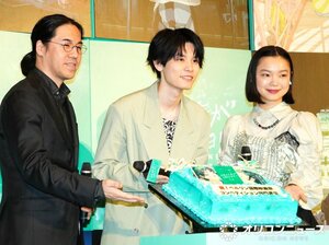 映画『花緑青が明ける日に』ジャパンプレミア舞台あいさつに登壇した(左から)四宮義俊監督、萩原利久、古川琴音 (C)ORICON NewS inc.