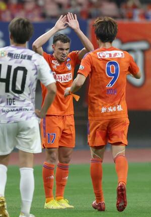 前半３８分、頭で合わせ先制したＭＦダニーロ・ゴメスがＦＷ鈴木と喜び合う＝ビッグスワン