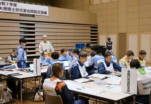 土砂災害を想定して実施した机上訓練=10日、糸魚川市寺町4