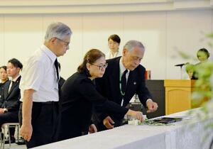 「東京都原爆犠牲者追悼のつどい」で献花する参列者=27日午後、東京都葛飾区