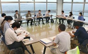 プロジェクトチームを結成し、今後のふるさと納税について話す町職員=出雲崎町尼瀬