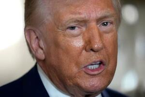 　記者団と話すトランプ米大統領＝１９日、大統領専用機上（ＡＰ＝共同）