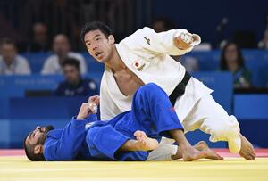 パリ五輪柔道男子81キロ級決勝でジョージア選手(左)に合わせ技で一本勝ちし、2連覇を果たした永瀬貴規=7月30日、パリ(共同)