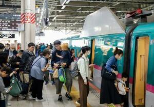 　ゴールデンウイーク最終日、利用者で混雑するＪＲ仙台駅の東北新幹線ホーム＝６日午前