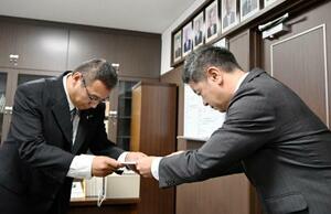 香川県東かがわ市議会に申し入れを行う上村一郎市長(右)=26日午後、香川県東かがわ市