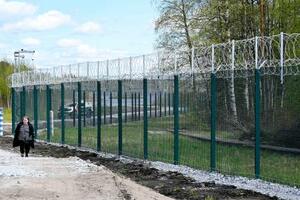 フィンランドとロシアの国境に建てられたフェンス=5月、フィンランド東部ヌイヤマー(共同)