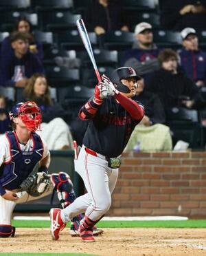 　アリゾナ大戦の３回、ソロ本塁打を放つスタンフォード大・佐々木＝サプライズ（共同）