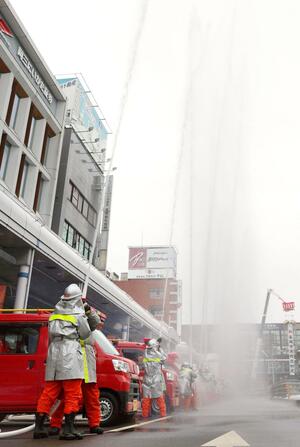 消防団員による一斉放水が行われた出初め式＝４日、長岡市大手通１