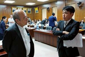 衆院法務委の与党筆頭理事を務める自民党の小泉龍司氏(左)と話し合う野党筆頭理事の立憲民主党の黒岩宇洋氏=18日午前、国会