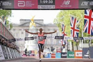 ロンドン・マラソン男子で優勝したセバスチャン・サウェ。史上初の２時間切りを達成した＝２６日、ロンドン（ＡＰ＝共同）