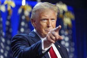 米フロリダ州の集会会場に登場したトランプ前大統領＝６日（ＡＰ＝共同）