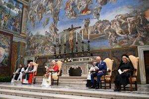 23日、バチカンのシスティーナ礼拝堂で祈りをささげるローマ教皇レオ14世(前列右から3人目)とチャールズ英国王(同2人目)(バチカンメディア提供・ロイター=共同)