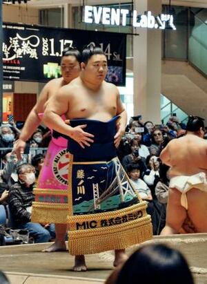 「グランフロント大阪」で開催された大相撲イベントで、土俵入りする藤ノ川(手前)=1日、大阪市北区