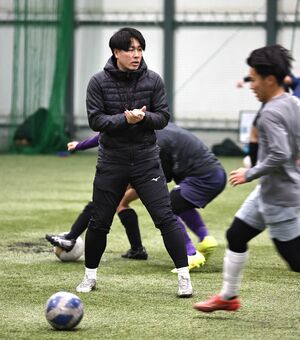 上越高サッカー部の藤川祐司監督。自らもスパイクを履いて汗を流し、選手と同じ目線に立つ=上越市