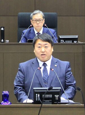 就任後初めての市議会で所信を述べる佐野大輔市長=燕市役所
