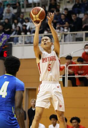 男子決勝リーグ　開志国際－帝京長岡　第１クオーター、開志国際の平良宗龍がシュートを決め、１１－６＝新潟市東総合スポーツセンター