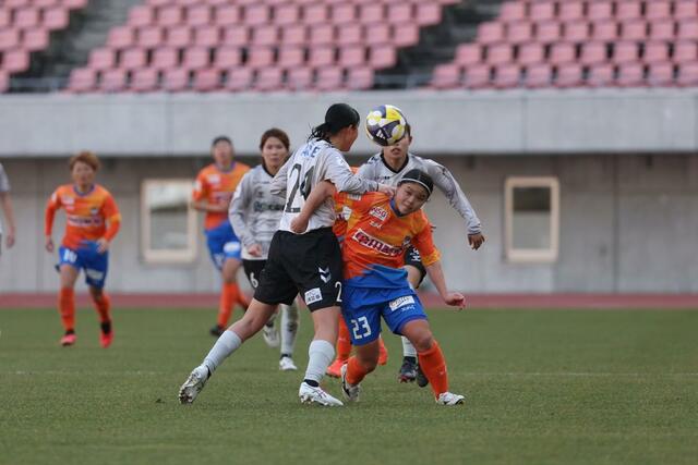 後半、競り合うFW山本結菜=デンカビッグスワン