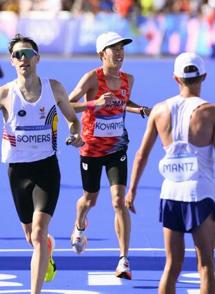 男子マラソン　２３位でゴールする小山直城＝パリ（共同）