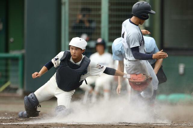 開志学園－中越　７回中越２死満塁、捕手から１走へのけん制間に３走宮崎翔矢が本塁を突き３－０。捕手武藤楓芽＝三条パールスタ
