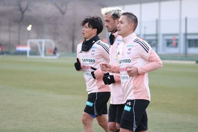 DF早川史哉(右)らベテラン勢=宮崎県都城市