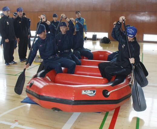 災害警備訓練で、ゴムボートのこぎ方を実習する県警察学校の学生ら=10月22日
