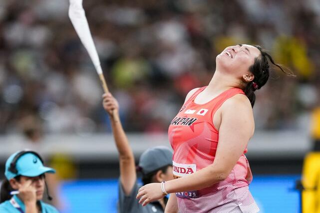 女子やり投げ予選　２投目を終え、天を仰ぐ北口榛花＝国立競技場