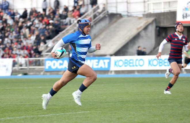 日本航空石川－北越　後半１９分、北越のＦＢ新井匠郎がインターセプトから独走でトライを決める＝花園ラグビー場