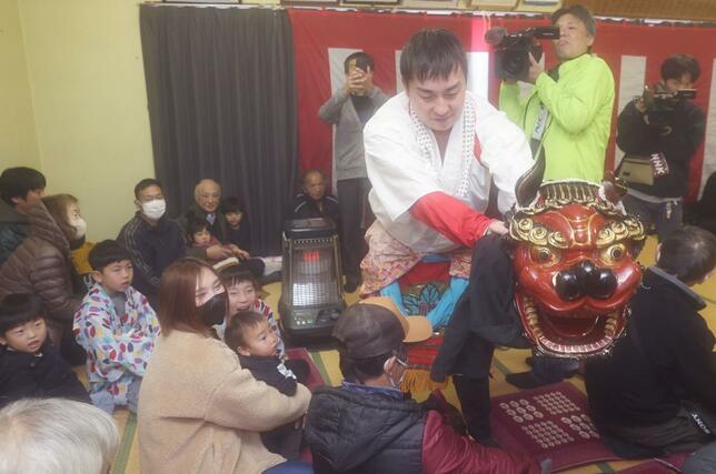 獅子頭を観客に向ける踊り手＝１月２日、長岡市葎谷