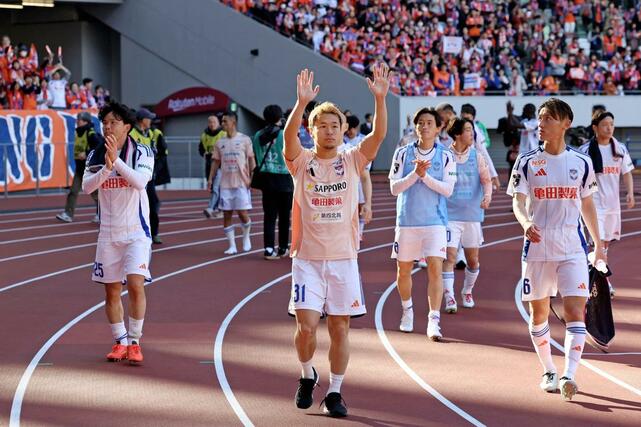 神戸－新潟　今季初勝利を収め、観客席に手を降る堀米悠斗（中央）ら新潟の選手たち＝国立競技場