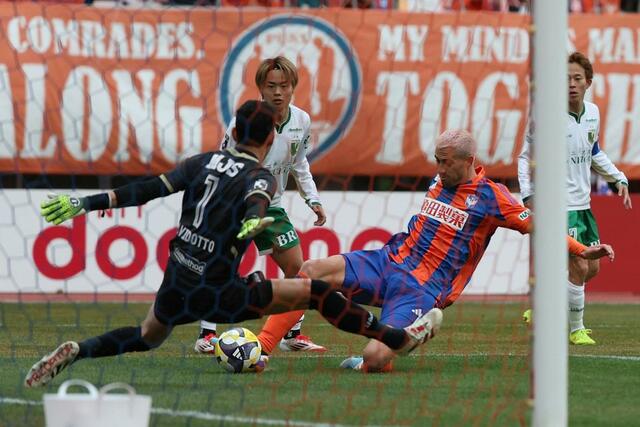新潟-東京V 後半13分、DF舞行龍ジェームズがこぼれ球を押し込み、2-1=ビッグスワン(写真映像部・大橋奎介)