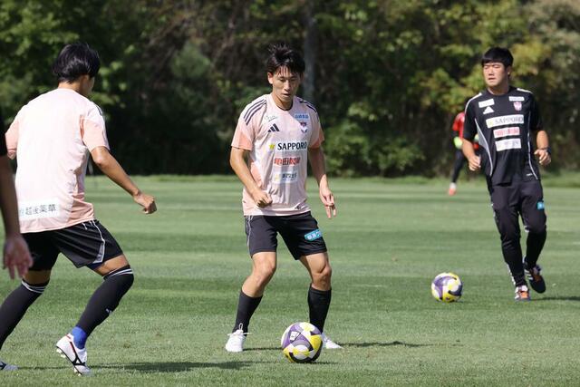 J1第32節G大阪戦に向け、練習するJ1アルビレックス新潟のMF新井泰貴(中央)=26日、聖籠町