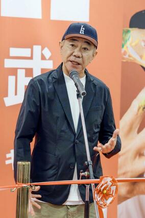 報道陣の取材に、作品展への思いを語る木梨憲武さん＝２３日、新潟市中央区の県民会館