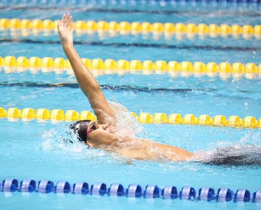 男子400メートル個人メドレー決勝 2位だった根岸歩夢(長岡大手)の背泳ぎ=広島市