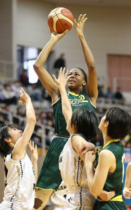 女子決勝　東京学館－新潟産大付　第２クオーター、新潟産大付のジェンファ・オランデがシュートを決め、３１－１７＝新潟市東総合スポーツセンター