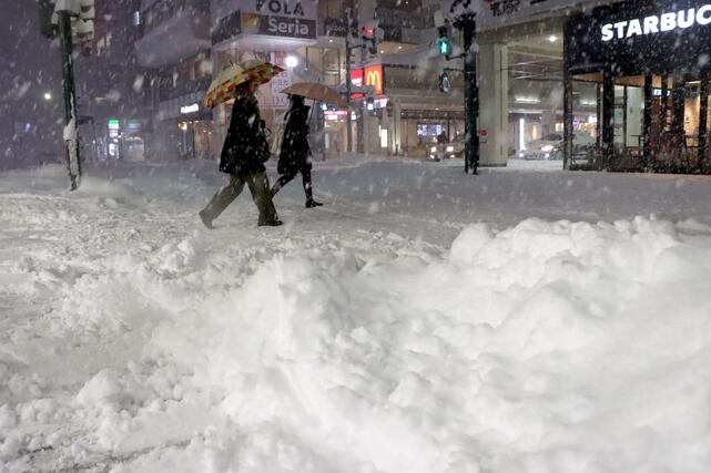 「顕著な大雪に関する気象情報」が発表された新潟市=2月7日午後9時前、新潟市中央区万代1
