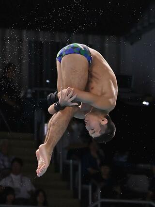 少年男子３メートル飛板飛込で３位入賞を果たした石沢遥斗（帝京長岡高）の３回目＝滋賀県草津市