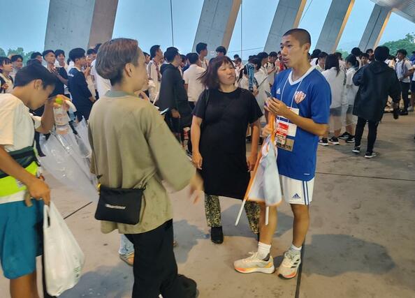 延期のＪＳＣー山口　会場に駆けつけた関係者と話をするＪＳＣの堺千空選手（右）＝みらスタ