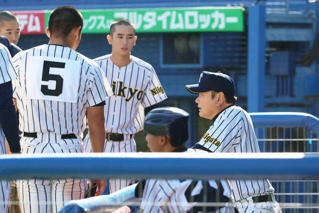 英明－帝京長岡　最終回、選手に指示を出す帝京長岡の芝草宇宙監督＝明治神宮野球場