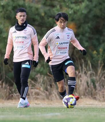 柏戦に向け練習するＭＦ藤原奏哉＝聖籠町