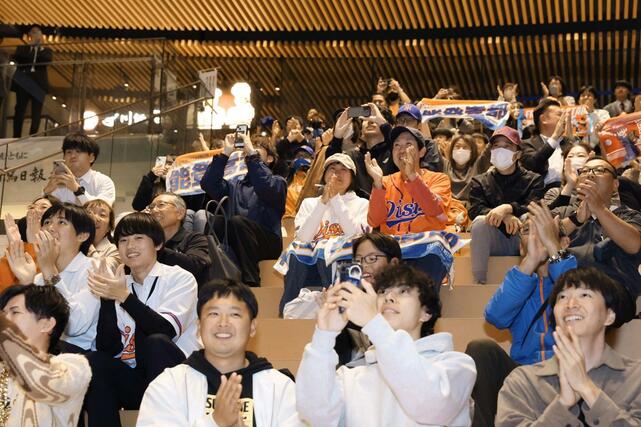 オイシックスの能登嵩都投手が阪神から５位指名を受け、歓声が上がる新潟日報メディアシップのパブリックビューイング会場＝新潟日報メディアシップ