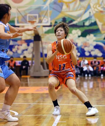 チャンスをうかがうＳＧ金沢みどり＝７日、新潟市南区