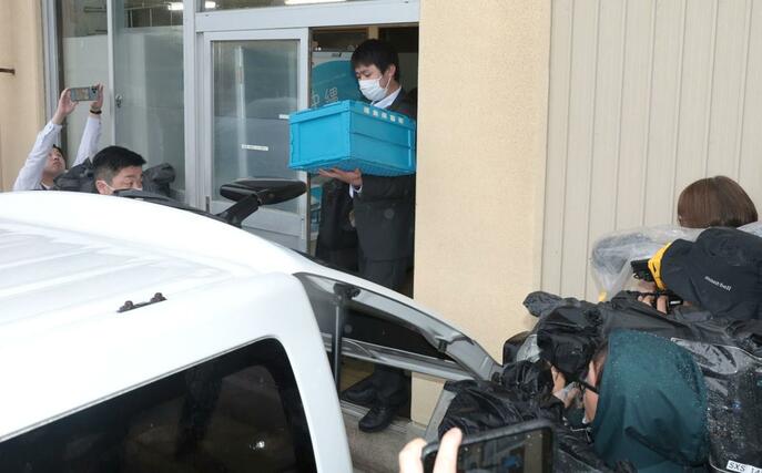 押収物を積み込む福島県警の捜査員＝８日、五泉市村松