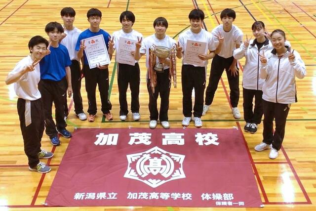 新体操団体戦で初優勝した加茂高校の部員たち=金沢市総合体育館