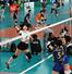 横浜隼人(神奈川)-長岡商 第2セット、スパイクを打つ主将の加納理美