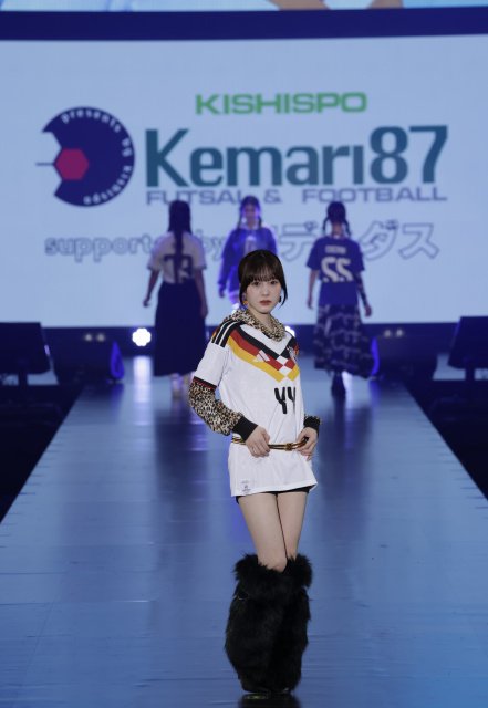 本田紗来、サッカードイツ代表ユニまといランウェイ ヘルシーな美