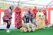 住民も飛び入りも、ひょっとこ踊りで大笑い♪　阿賀町で恒例の「七福の里祭り」