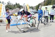 ながら運転や信号無視…こんな自転車運転は違反！競輪選手が弥彦村の観光施設で実演、注意呼びかけ