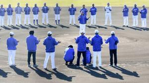 　ナゴヤ球場での秋季キャンプを終え、手締めをする中日の選手ら