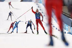 　スキー距離団体の男子スプリント・フリーで優勝し、手を挙げるノルウェーのクレボ、＝１８日、テーゼロ（ロイター＝共同）