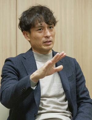 インタビューに応じる日本サッカー協会の宮本恒靖会長=12月14日、新潟市中央区の新潟日報メディアシップ